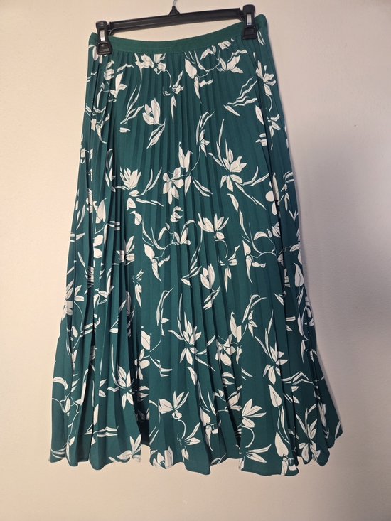 Banana Republic Dresses & Skirts - Banana Republic Kelly Green Floral Pleated Midi Skirt Side Zip